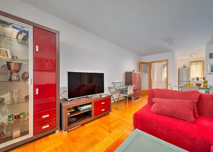 Cityscape Comfort Apartment With Garage - Happy Rentals