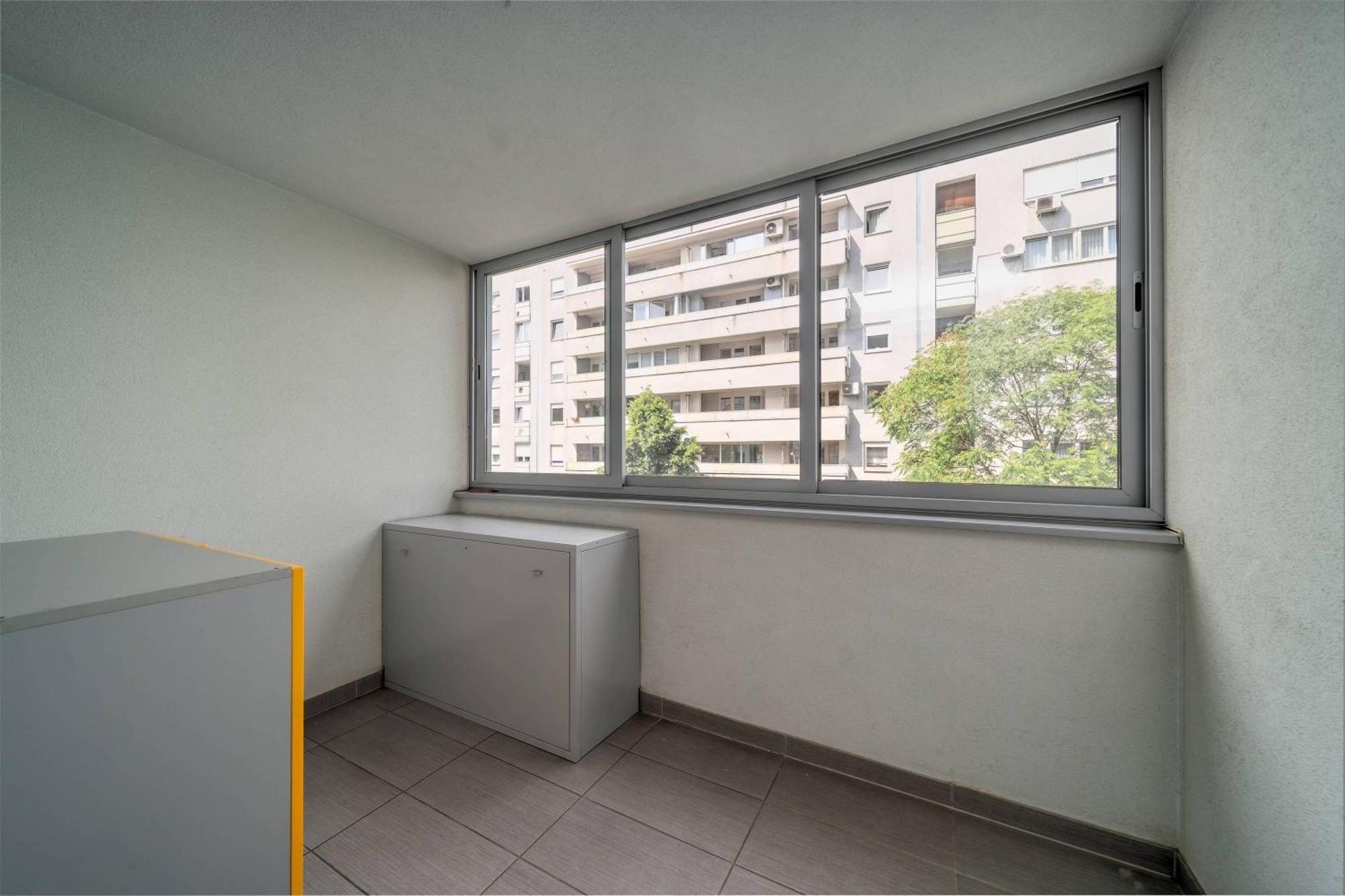 Cityscape Comfort With Garage - Happy Apartment
