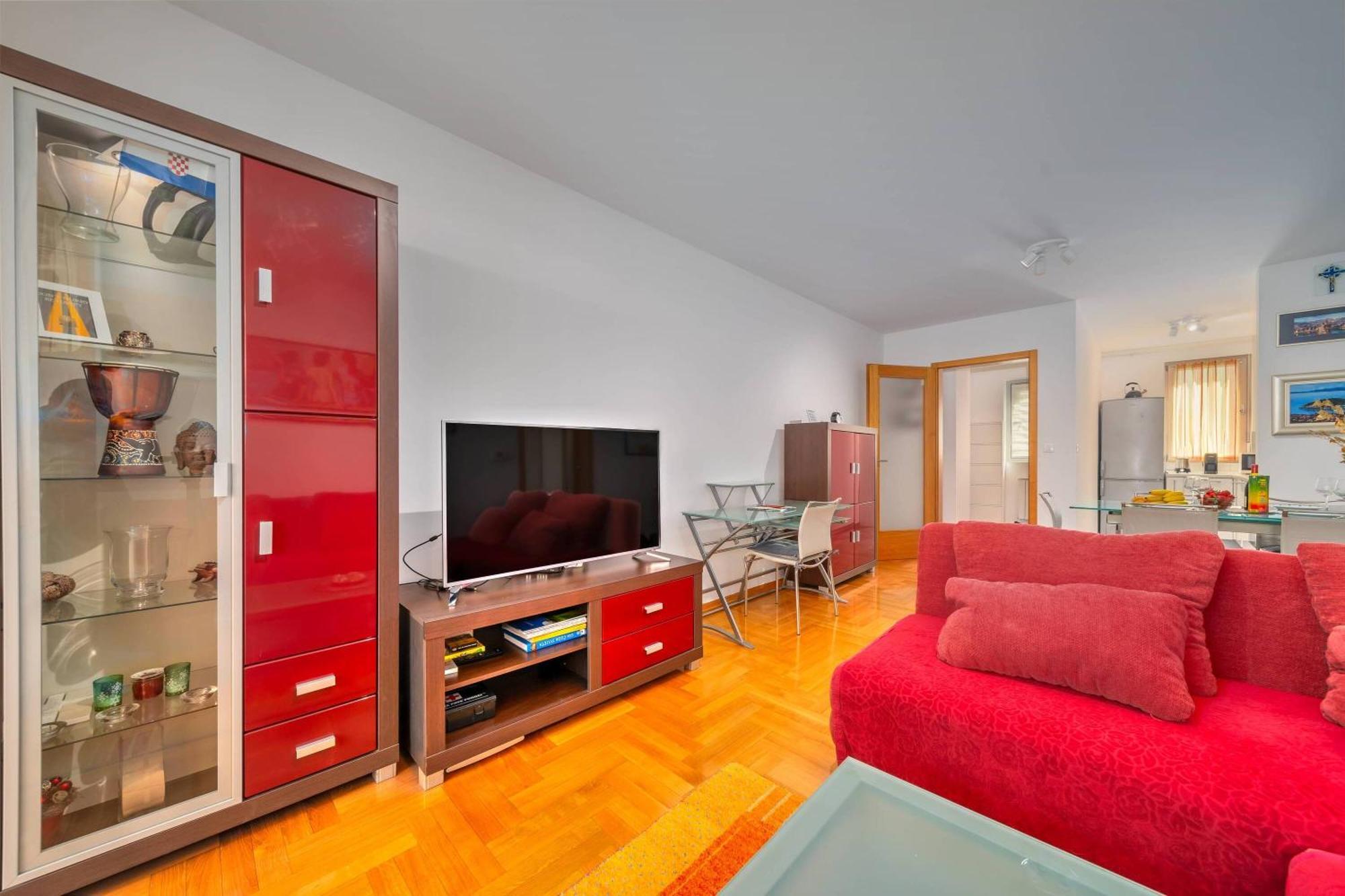 Apartment Cityscape Comfort With Garage - Happy